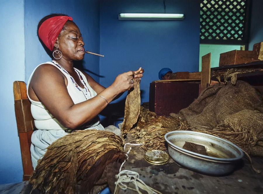 Reise in Kuba, Kubanerin in einer Zigarrenfabrik