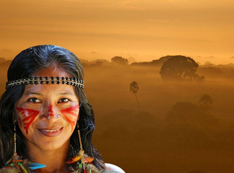 Reise in Bolivien, Indigena vor dampfender Landschaft im Amazonas