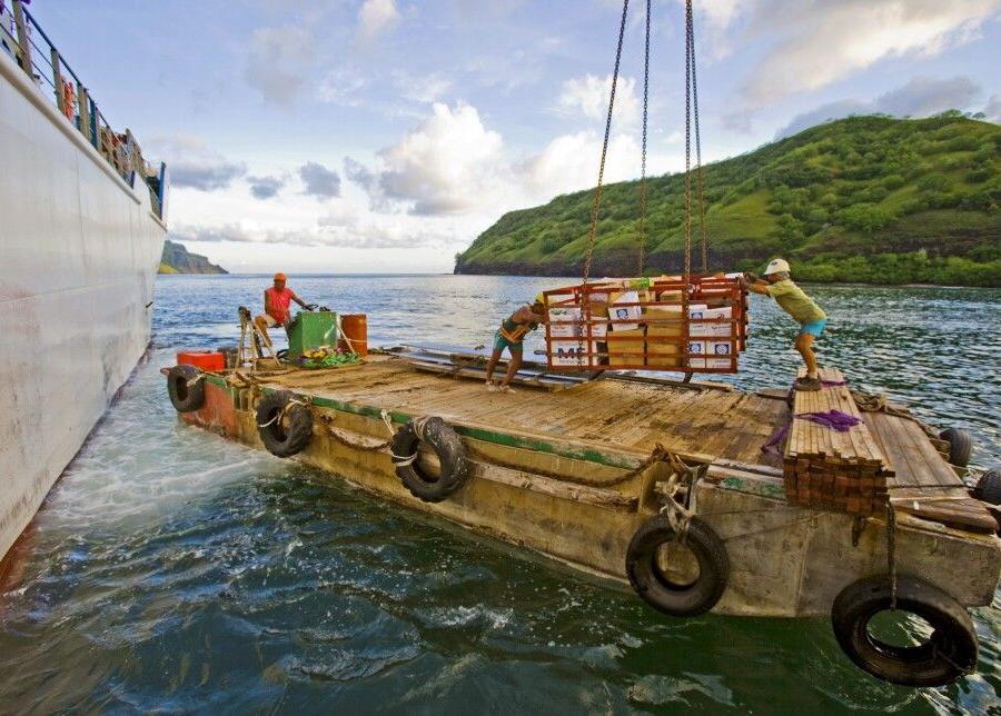 Reise in Französisch-Polynesien, Warenentladung der Aranui