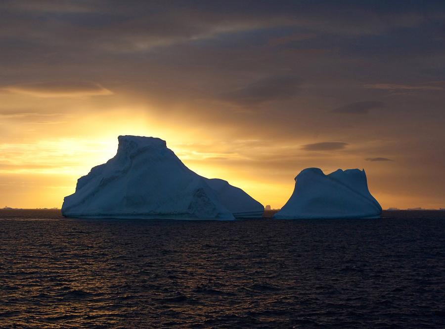 Reise in Antarktis, Sonnenuntergang vor toller Eiskulisse
