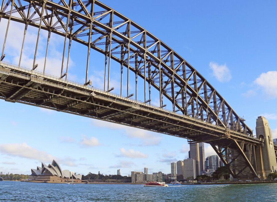 Reise in Australien, Blick durch die Harbour Bridge auf das Opernhaus in Sydney