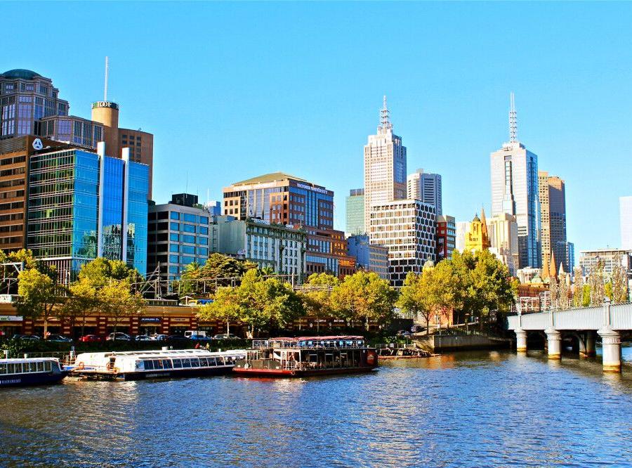 Reise in Australien, Blick auf Melbournes Skyline im Sonnenlicht