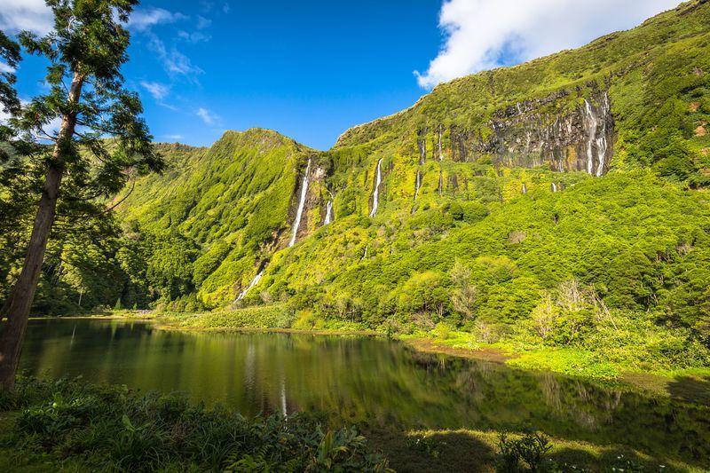 Reise in Portugal, Spaziergang zum versteckten Kratersee Poco da Alagoinha auf der Azoreninsel Flores