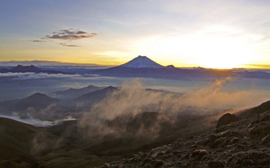 Reise in Ecuador, Cotopaxi im Sonnenaufgang vom Illiniza Norte