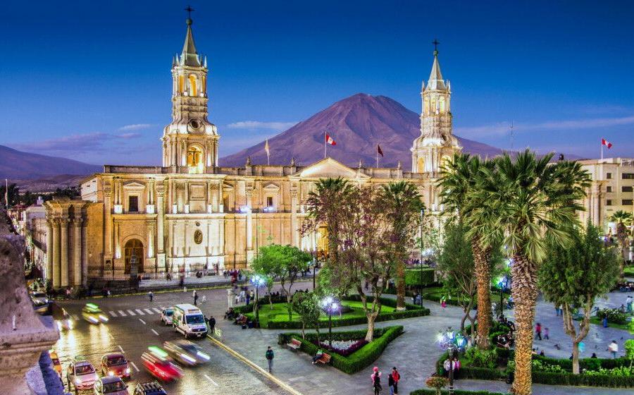 Reise in Peru, Abendstimmung über Arequipa mit dem Vulkan Misti im Hintergrund