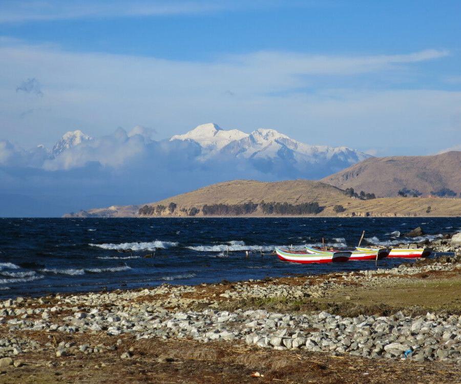 Reise in Peru, Blick über den Titicacasee auf die majestätische Cordillera Real