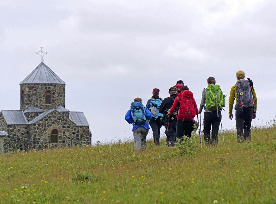 Reise in Armenien, Wandergruppe erreicht kleine Kapelle