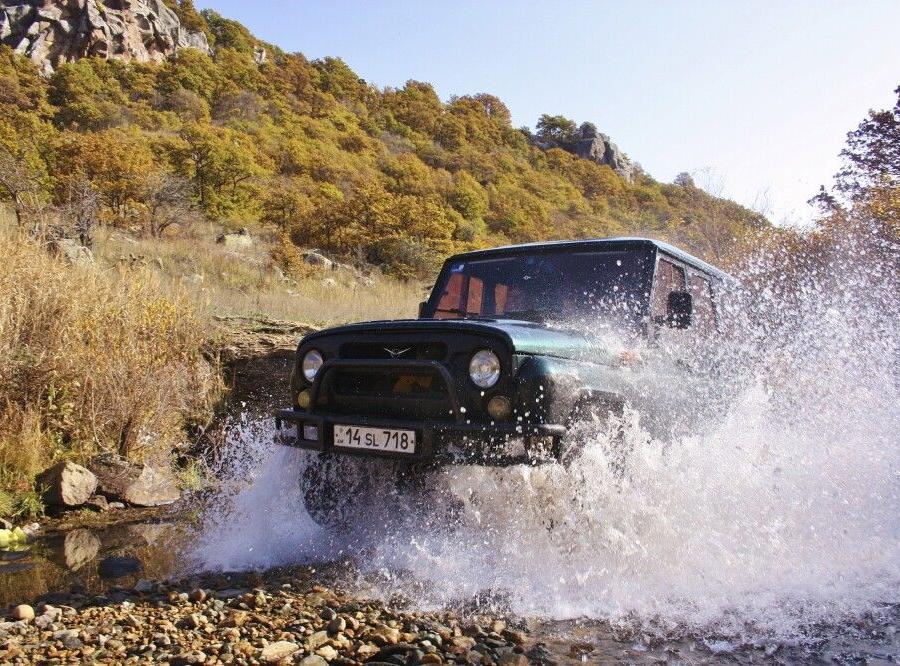 Reise in Armenien, UAZ bei Flussdurchfahrt