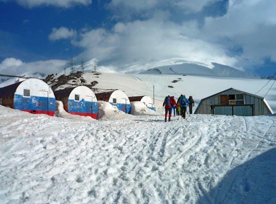 Reise in Russland, Rechts ist der Aufstieg auf den Elbrus gut sichtbar.