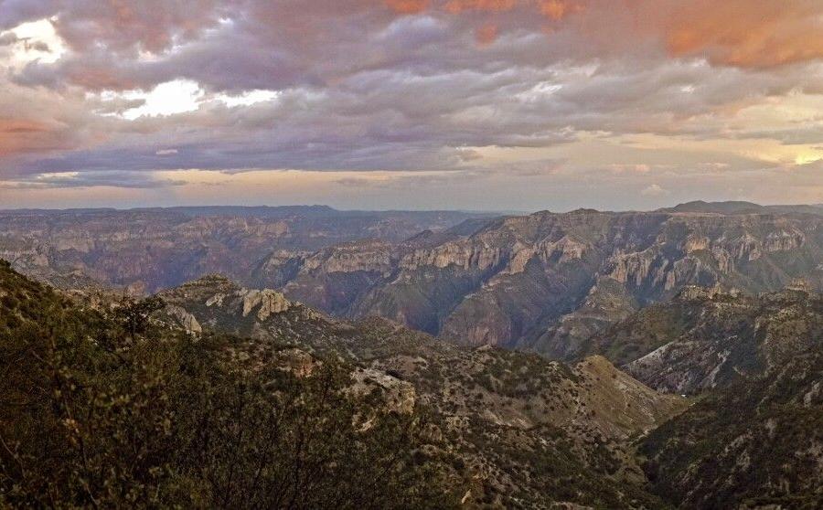 Reise in Mexiko, Sonnenuntergangsstimmung über der Sierra Tarahumara