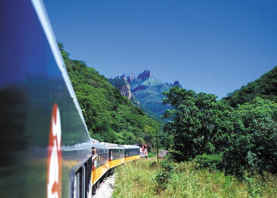 Reise in Mexiko, Der Zug Chepe durch die Kupferschluchten - eine der spektakulärsten Zugverbindungen der Welt