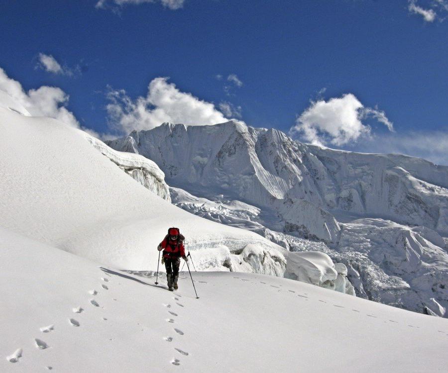 Reise in Nepal, Aufstieg am Himlung mit Blick auf den Dhaulagiri.