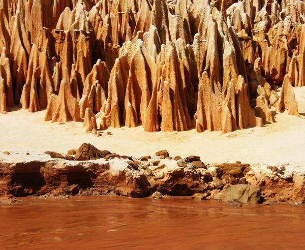 Reise in Madagaskar, Rote Sandstein-Formationen im Tsingy-Nationalpark