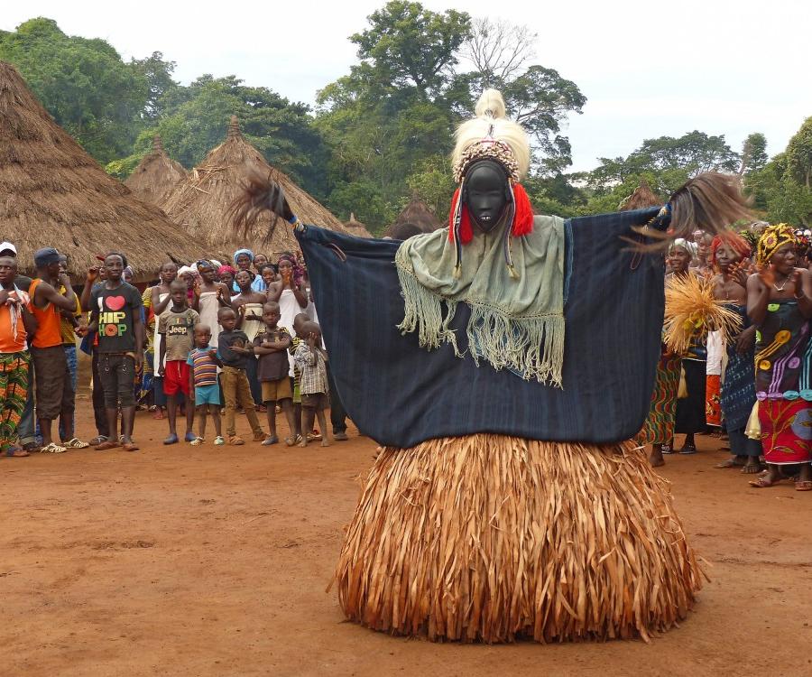 Reise in Elfenbeinküste, Maskentanz in einem Dorf