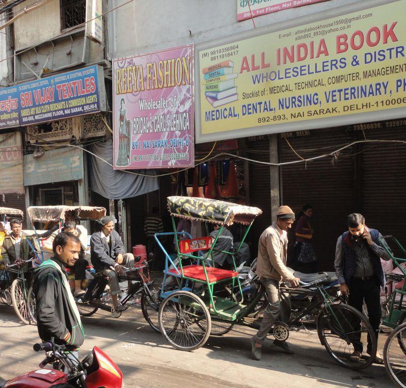 Reise in Indien, Rikscha-Fahrt durch die geschäftigen Gassen der Altstadt von Delhi
