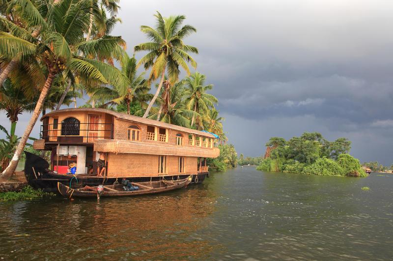 Reise in Indien, Übernachtung auf einem traditionellen Hausboot in den Backwaters