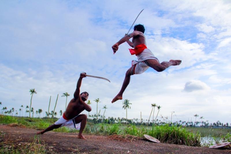 Reise in Indien, Vorführung traditioneller Kampfkunst Kalaripayattu in Thekkady