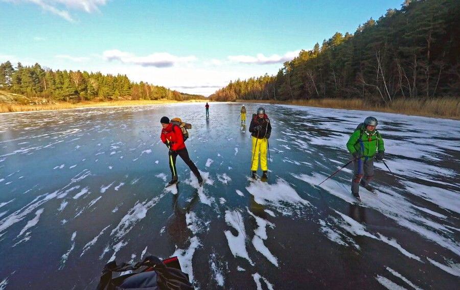 Reise in Schweden, Schlittschuhlaufen auf einem schwedischen Fluss