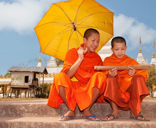 Reise in Laos, Junge Mönche bei der Lektüre alter Schriften in Laos