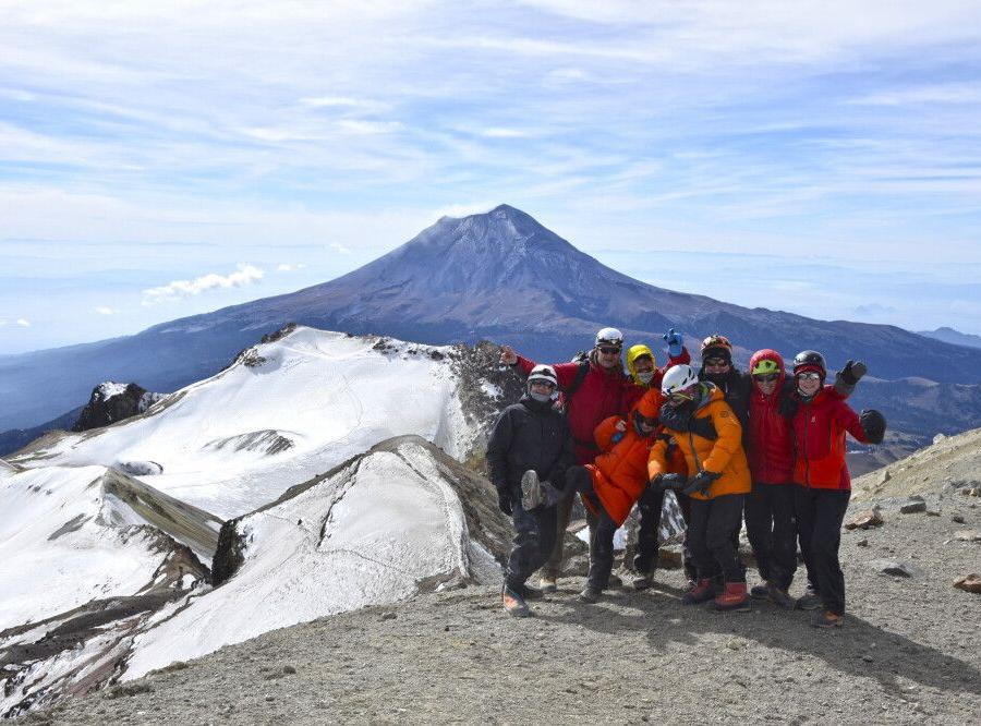 Reise in Mexiko, DIAMIR Gruppe auf dem Gipfel des Iztaccihuatl mit herrlichen blick auf den aktiven Popocatepetl
