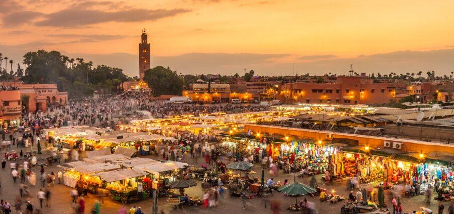 Reise in Marokko, Marktplatz Jemaa EL Fna im Sonnenuntergang, Marrakesch