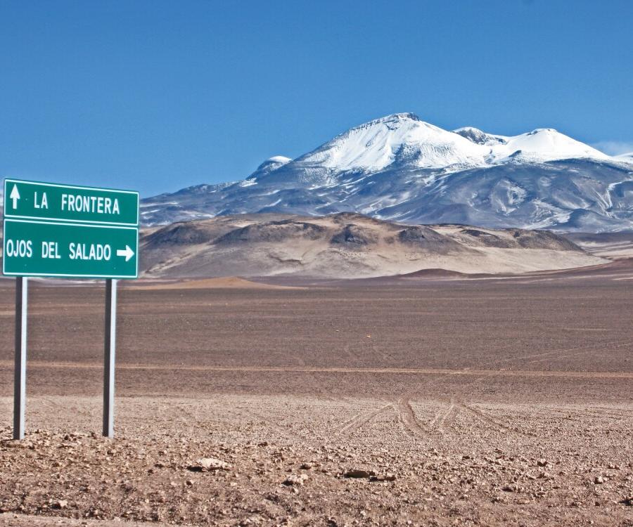 Reise in Chile, Über der trockenen Steppe ist der Gipfel des Ojos del Salado schon von weitem zu sehen.