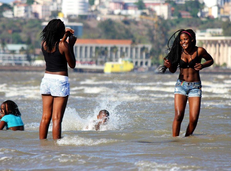 Reise in Mosambik, Selfies-Schießen am Strand von Katembe, Maputo