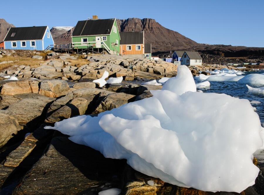 Reise in Grönland, Kleine Eisberge, angespült vom Meer