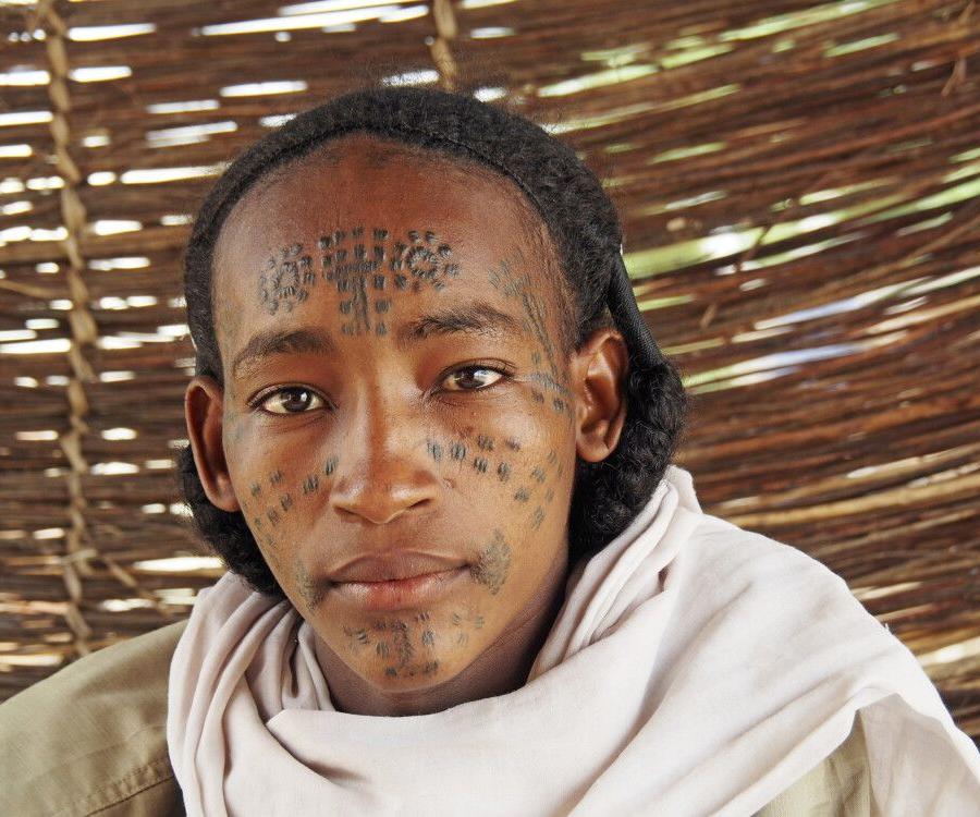 Reise in Tschad, Mann mit Schmucknarben im Tschad