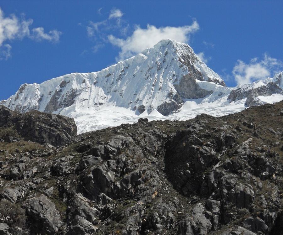 Reise in Peru, In der gerölligen Landschaft wirkt der schneebedeckte Gipfel des Nevado Pisco fast schon etwas unwirklich.