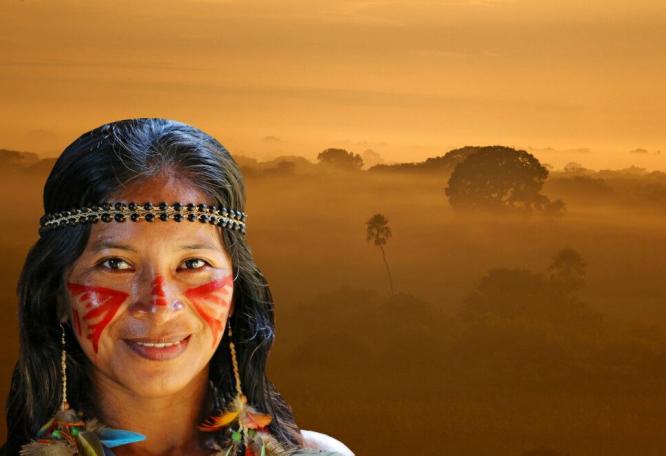 Reise in Bolivien, Indigena vor dampfender Landschaft im Amazonas